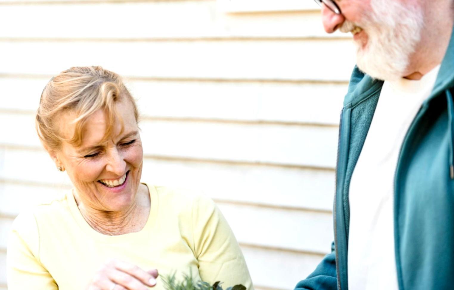 Genitori e adolescenti in un momento di dialogo aperto e costruttivo